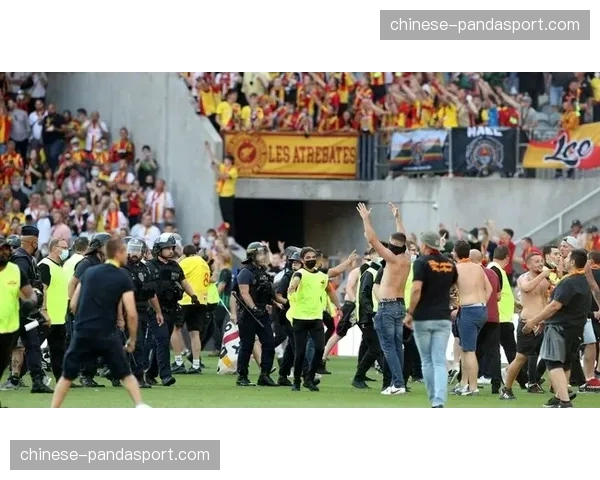 马赛球迷组织因在上一场比赛中燃放违禁烟火被处以巨额罚款